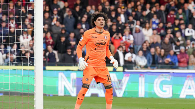 Guillermo Ochoa con el Salernitana ante el Inter de Milan